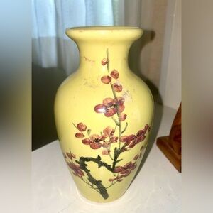 Yellow Floral Vase. 🏺 Vintage. Hand painted porcelain